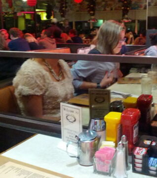 Dieser Spiegel hat den Kopf dieser Frau abgeschnitten und ihn auf den Körper dieses Mannes gesetzt