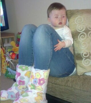 Dieses Baby hat ganz schön lange Beine