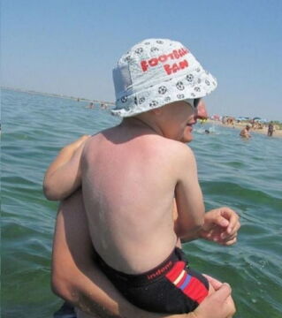 Dieses Baby scheint den Kopf eines Erwachsenen zu haben