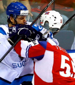 Einer der beiden Eishockeyspieler scheint keinen Kopf zu haben