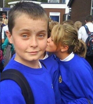 Es sieht so aus, als würde dieser Schüler einen Kuss von seiner Klassenkameradin bekommen. Durch die Proportionen scheint er auch einen ziemlich großen Kopf zu haben