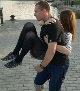 So wie er seine Freundin trägt, sieht es aus, als ob sie ihn tragen würe