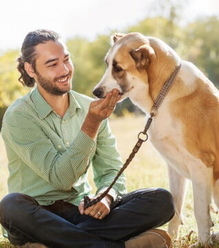 Adoptiert einen Hund. Männer mit Hunden neigen stärker zur Nächstenliebe, auch im Bett.