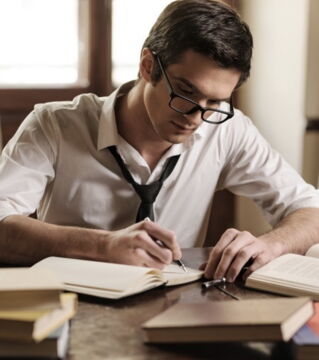 Schreibt korrekt. Wer ordentlich schreibt, ist ein Träumer, kreativ und hat eine starke Libido.