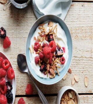 10: Griechischer Joghurt (Light) hat zwar nur 10g Proteine auf 100g Joghurt, allerdings ist er sehr kalorienarm.