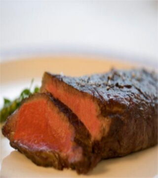 3: Rindersteak ist ein sehr eiweißhaltiges Fleisch. Je nach Zubereitung kann es mit verschiedenen Gemüsesorten kombiniert werden. 36g Eiweiß sind in 100g Steak enthalten.