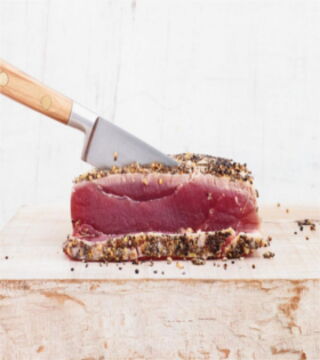 5: Sushi-Liebhaber werden sich freuen: Eine gewürztes Thunfisch-Steak enthält etwa 26g Eiweiß. Das entspricht einem Viertel des Tagesbedarfs. In 100g Thunfisch sind 30g Proteine vorhanden.