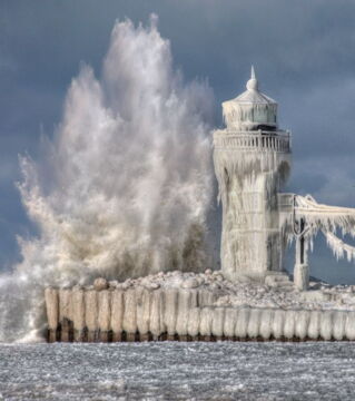 Bereits komplett von der Kälte eingefroren, musste dieser Leuchtturm noch die Gewalt der Wellen ertragen.