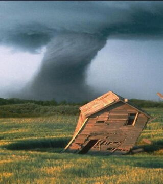 Dieses Haus ist kurz davor wegzufliegen, als ein Wirbelsturm vorbeizieht.