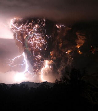 Ein Eruptionsgewitter über Chaitén, einem Krater im Süden Chiles.