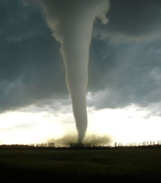Tornados sind Luftsäulen, die dazu fähig sind verheerende Auswirkungen bei ihrem Vorüberziehen zu verursachen.