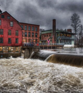 Überschwemmungen haben das Wasser steigen lassen.