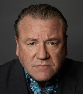 Im Film "Beowulf" spielte Ray Winstone abwechselnd Beowulf, Golden Man und den Drachen