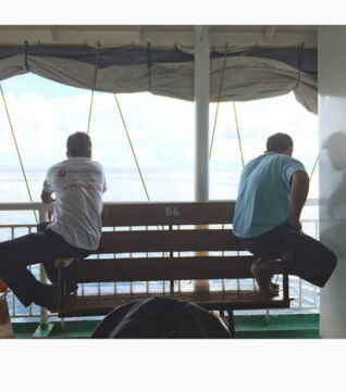 Diese Männer sitzen lieber auf der Armlehne als auf der Bank