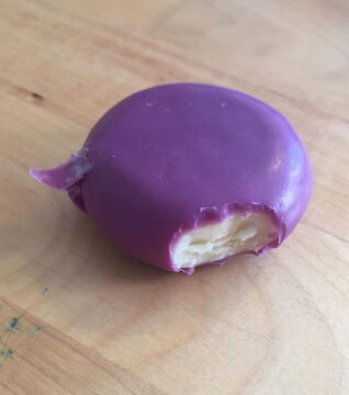 Hier hat doch jemand tatsächlich in den Babybel gebissen, ohne ihn aus seiner Paraffinumhüllung zu pellen!