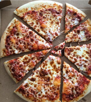 Hier kann einer ganz offensichtlich eine Pizza nicht richtig teilen