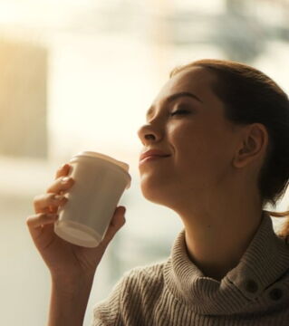 Coffee-to-go: Wer täglich auf dem Weg zur Arbeit noch einen schnellen Coffee-to-go trinkt, der wird schnell merken, wie das Geld einfach nur so durch die Finger rinnt. Wer darauf verzichten kann, wird einiges sparen können! Geldersparnis pro Monat: 48 EUR