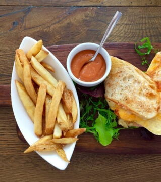 Essen gehen: Wer mehr selber kocht, spart unglaublich viel Geld. Pro Restaurantbesuch kann man locker 20 Euro pro Person rechnen. Gehst du aus Bequemlichkeit 2x pro Woche essen, dann macht das 160 Euro. Geldersparnis pro Monat: 160 Euro