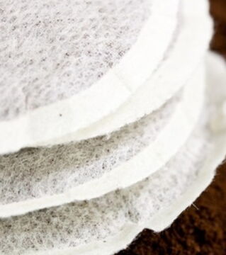 Kaffeepads: Padmaschinen sind beliebt. Doch das ständige Nachkaufen von Kaffeepads geht ordentlich ins Geld. Du kannst sie aber auch ganz einfach selber machen. Padhüllen kaufen und mit Kaffeepulver befüllen. Geldersparnis pro Monat: 30 Euro