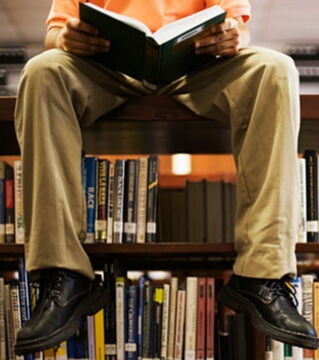 Leseratten: Wer viel und gerne liest, braucht viel Geld und Platz in der Wohnung. Wer beides nicht hat, sollte sich einen Bibliotheksausweis der örtlichen Bücherei besorgen. Dort bekommt man neben einer großen Bücherauswahl auch CDs oder DVDs.