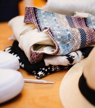 Schrankleichen: Jeder hat sie im Kleiderschrank: Klamotten, die man nicht mehr anzieht oder eventuell sogar noch nie getragen hat. Weg damit und zu Geld machen (z.B. auf Kleiderkreisel, ebay Kleinanzeigen oder shpock). Geldersparnis pro Monat: 70 Euro