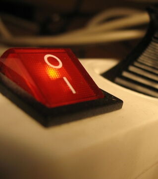 Stromfresser: Geräte verbrauchen Strom, auch wenn sie gar nicht in Betrieb sind. Daher empfehlen wir eine Mehrfachsteckdose mit einem An/Aus-Schalter. Wer sie benutzt, kann Strom und Geld sparen!