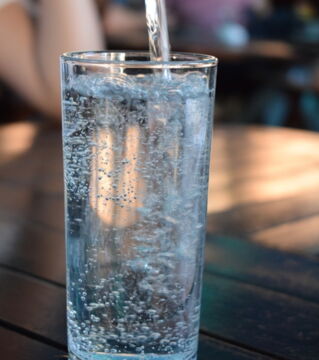 Wasser: Wir sollen täglich 2 Liter Wasser trinken. Das kann ganz schön ins Geld gehen. Wenn es sich in deiner Region anbietet, steige auf Leitungswasser um. Denn das ist fast kostenlos. Geldersparnis pro Monat: 25 Euro