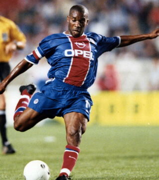 Jay-Jay Okocha: Als er 2007-2008 bei Hull City spielt, geht der Nigerianer bankrott, hauptsächlich wegen einer Spielsucht.