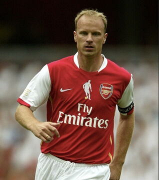 Sonderwünsche von Fußballstars: Wegen seiner Flugzeugphobie hat Dennis Bergkamp in seinen Verträgen eine zusätzliche Klausel, die besagt, dass er nicht fliegen muss