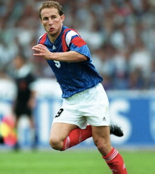 1990 und 1994 schafft es Jean-Pierre Papin zweimal nicht zur WM - obwohl er in der Blütezeit seiner Karriere steht. Der Grund: Frankreich schafft es nicht zum Turnier.