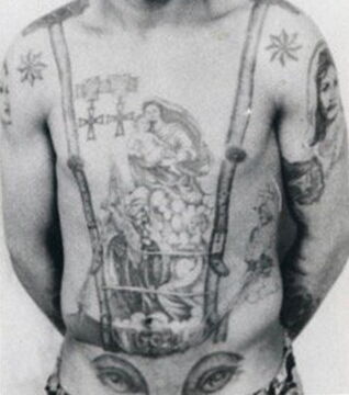 Bedeutung von Gefängnis-Tattoos –Augen auf dem Bauch: Der Häftling ist homosexuell