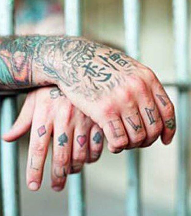 Gefängnis-Tattoos: 13 Motive mit einzigartiger Bedeutung