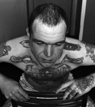 Bedeutung von Gefängnis-Tattoos – Ring um den Hals: Stammt aus Russland. Steht dafür, dass der Gefangene vor nichts zurückschreckt und engagiert werden kann.