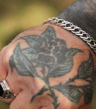 Bedeutung von Gefängnis-Tattoos – Rose mit Dornen: Der Häftling ist im Gefängnis volljährig geworden. Bekannt in Russland und Asien.