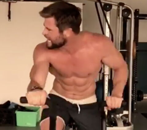 Für das berühmte Six-Pack ist er jeden Tag auf dem Crosstrainer!