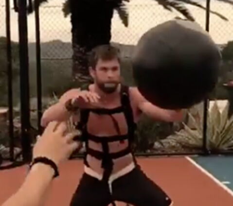 Für das laterale Training benutzt er einen sehr schweren Med-Ball.