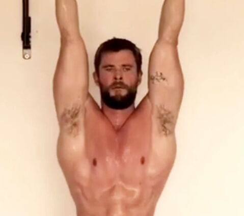 Für den ganzen Oberkörper ist das Hochziehen der Beine sein Geheimnis.