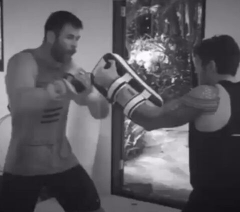 Für den Rücken bevorzugt Chris Hemsworth Kickboxen.