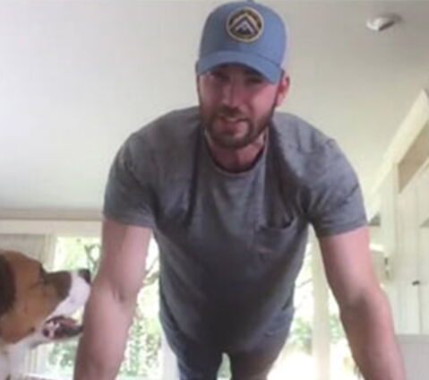 Für mehr Spannung macht er klassische Liegestütze...