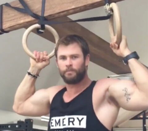 Mehrere Kampfsportarten gehören zu seinem täglichen Training.