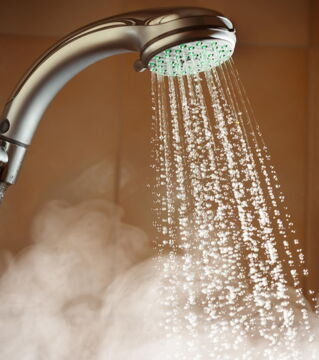 Dusche lieber abends denn Feuchtigkeit sorgt dafür, dass die Luft wärmer wirkt