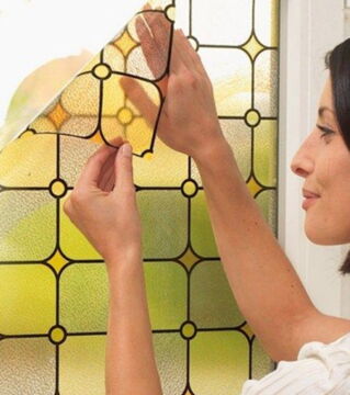 Klebe Folie auf die Fenster, um das Sonnenlicht zu reflektieren