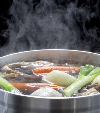 Kochwasser ist, sofern es nicht salzig ist, voll von Mineralien und deshalb gutes Gießwasser.