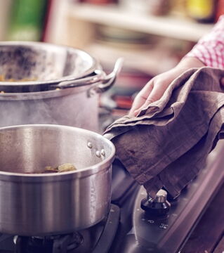 Nutze beim Kochen die Dunstabzugshaube, damit sich der warme Dampf nicht in der Wohnung verteilt