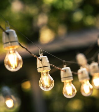 Nutze LEDs statt Glühbirnen: Sie sind um ein Vielfaches effizienter und geben deshalb deutlich weniger Wärme ab