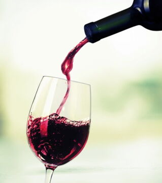 Rotwein ist reich an Spurenelementen.