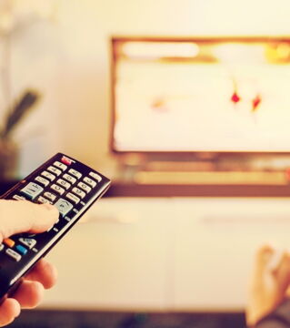 Schalte nicht genutzte Elektrogeräte wie TV, PC und Lampen aus, da diese Wärme erzeugen