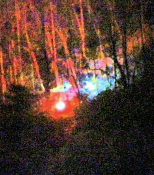 1913 sah man rote und runde Lichter am Brown Mountain in North Carolina. Mehrere Menschen machten auf sie aufmerksam. Doch ihr Ursprung bleibt unbekannt.