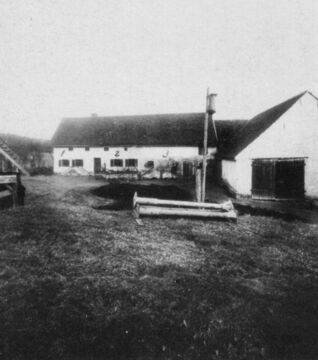 1922 wurden 6 Einwohner in Hinterkaifeck mit der Hacke getötet, zwischen der Scheune und einem Zimmer. Täter und Mordursache sind bis heute unbekannt.