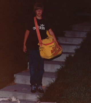 Der 12-jährige Johnny Gosch trug Zeitungen aus, bis er 1982 verschwand. Auf Milchverpackungen druckte man sein Gesicht ab, doch er wurde nie gefunden.